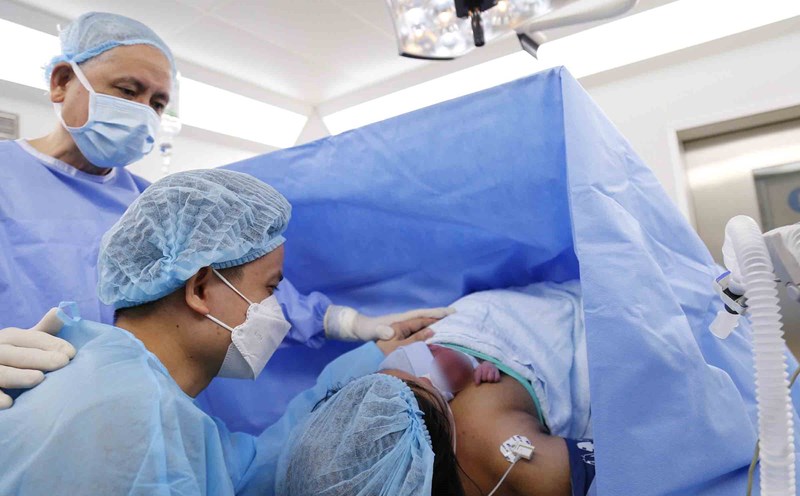 The first baby in Vietnam to receive a heart transplant in the fetus was born healthy. Photo: Provided by the hospital