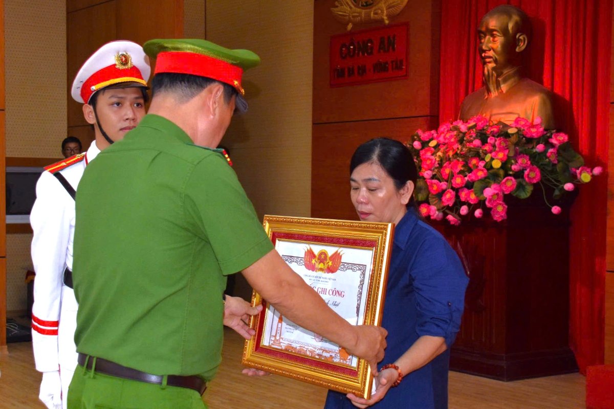 Awarded the Certificate of Merit to the relatives of Martyr Nguyen Ngoc Minh Nhat. Photo: CACC