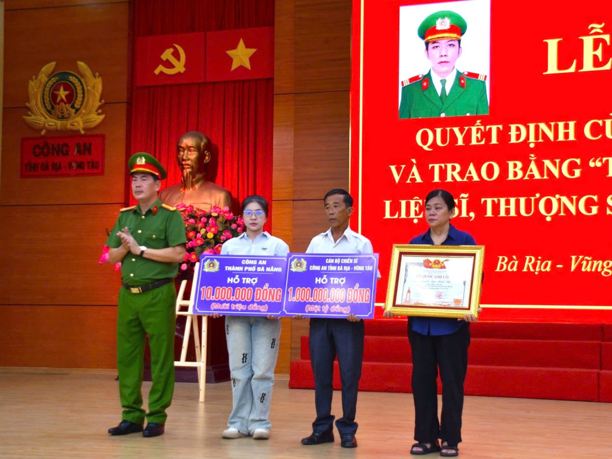 Trao ho tro hon 1 ti dong cho gia dinh Liet si, Thuong si Nguyen Ngoc Minh Nhat. Anh: CACC