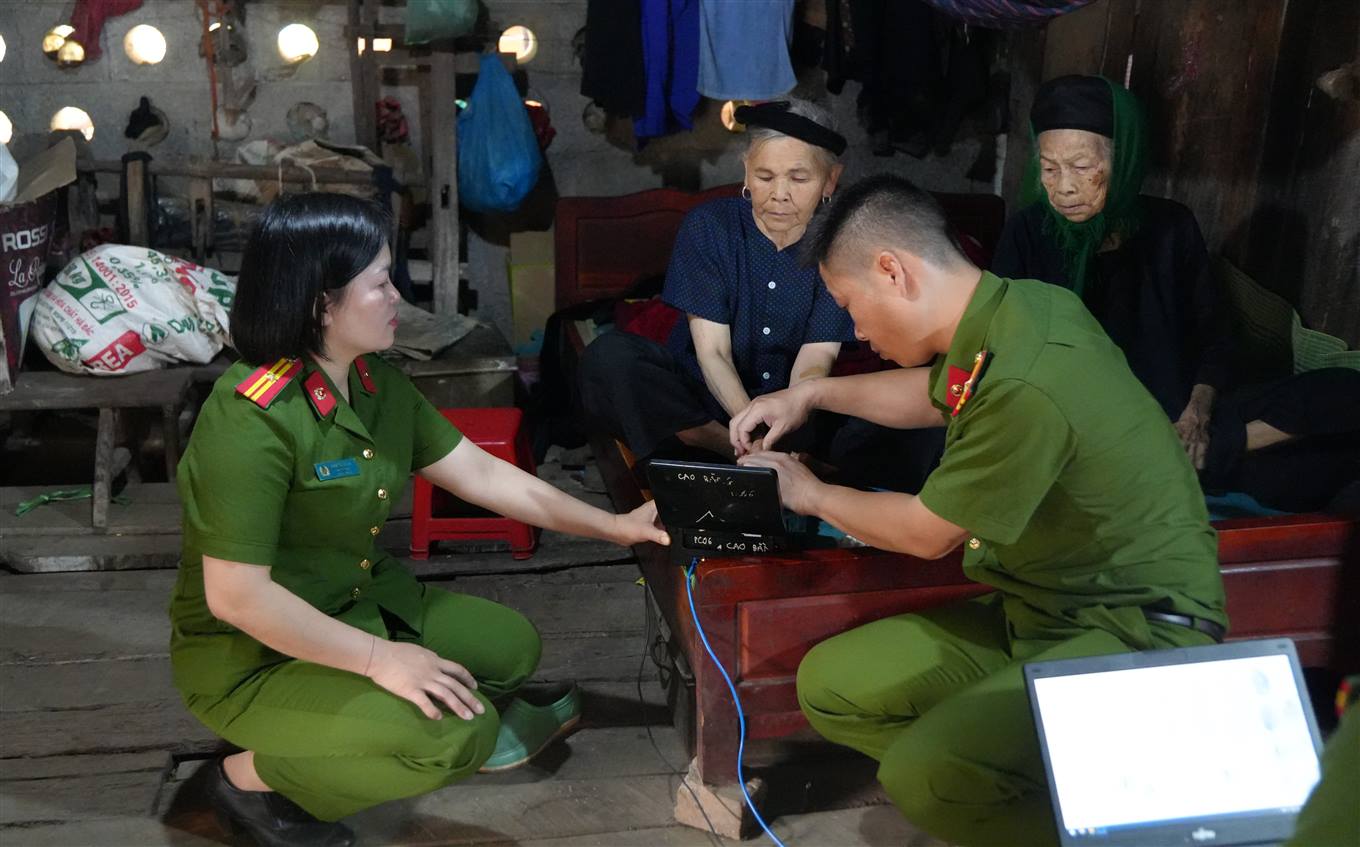 The working group collected DNA samples for martyrs' mothers and relatives in Noi Thon commune, Ha Quang district. Photo: Cao Bang Police