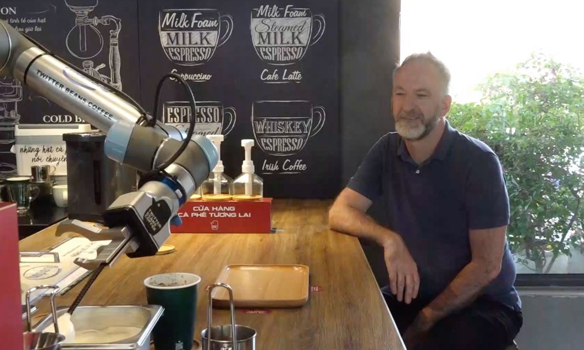 Los visitantes extranjeros experimentan cafe hecho por robots. Imagen de Huang Hui