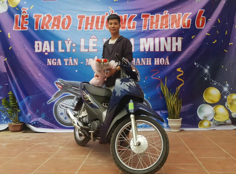 Hồi hương, anh Hùng là lao động cộng tác của công ty bán sơn, có thêm thu nhập vài triệu đồng mỗi tháng. Ảnh: NVCC