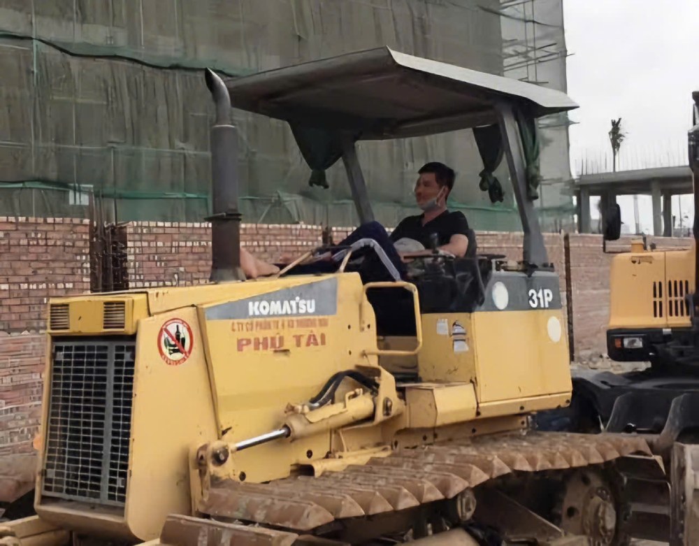 Mr. Hung was a construction worker in Hanoi City when he was a construction worker. Photo: Character provided