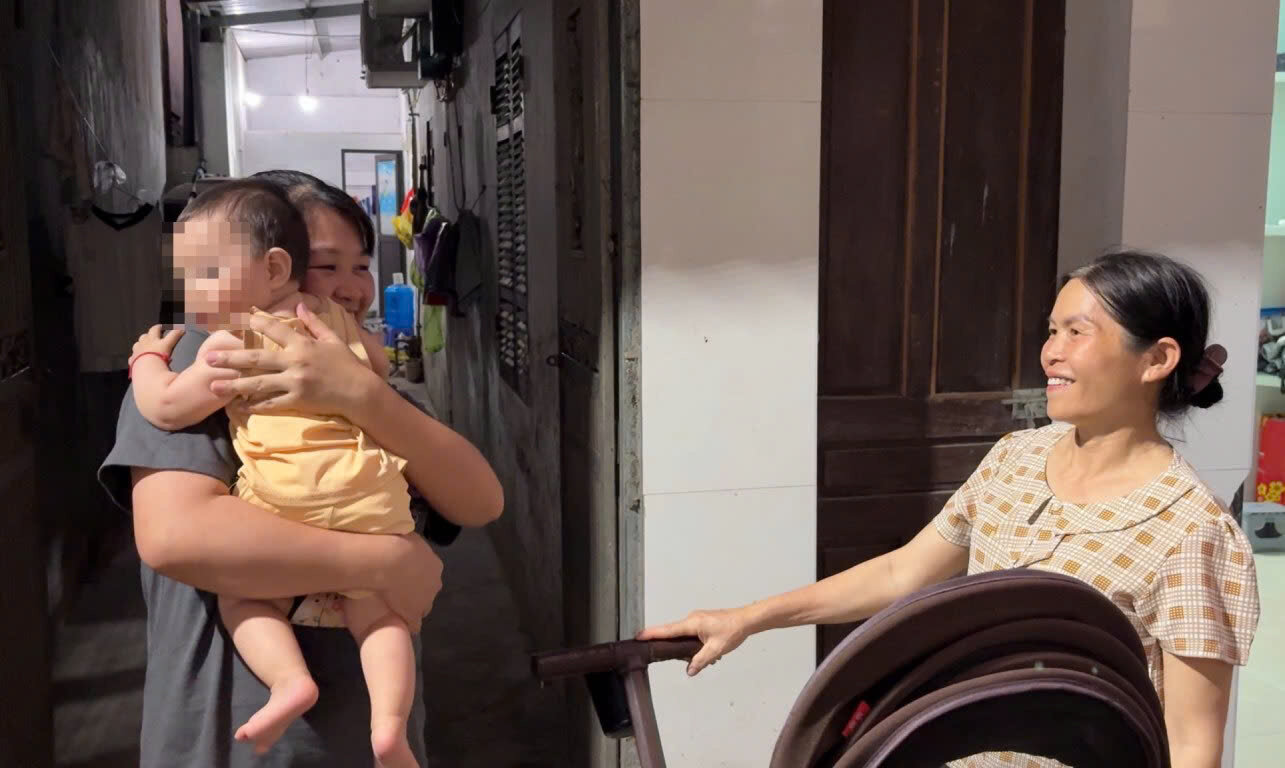 Mới đầu hè nhưng mẹ con, bà cháu đã phải thường xuyên đi rong để tránh cái nóng...trong nhà trọ. Ảnh: Tất Thảo