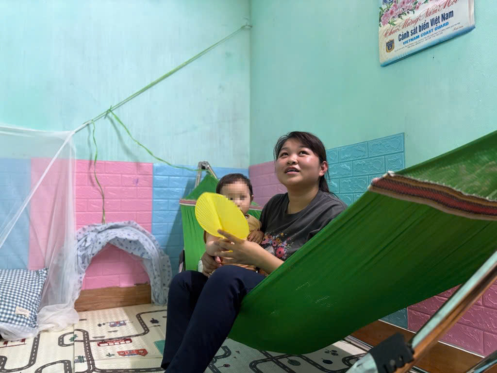 Ms. Nham's rented house is hot and pumpkin-white, so in addition to the electric fan, she still needs a handheld fan. Photo: Tat Thao
