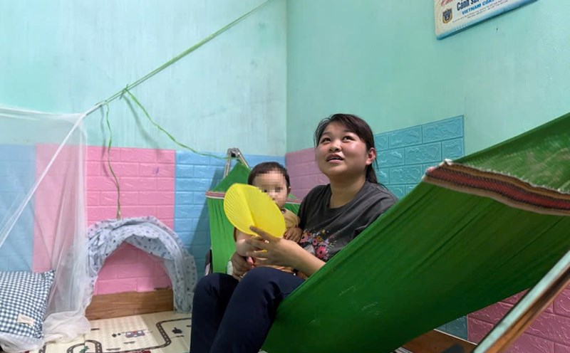 Ms. Nham's rented house is hot and pumpkin-white, so in addition to the electric fan, she still needs a handheld fan. Photo: Tat Thao