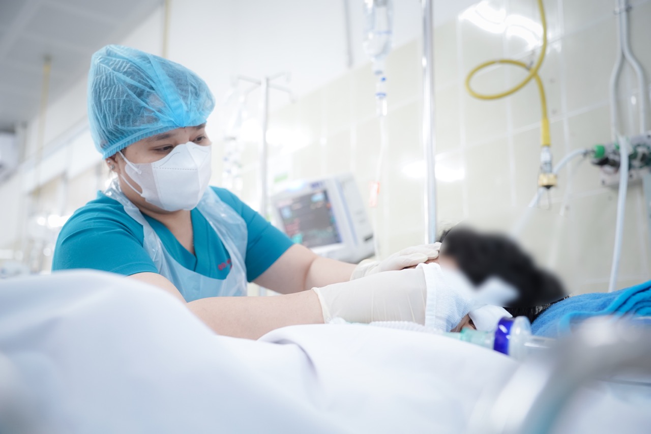 El niño con heridas en la cabeza esta siendo tratado en el Hospital Mercado de Caidas. Imagen de la BVCC