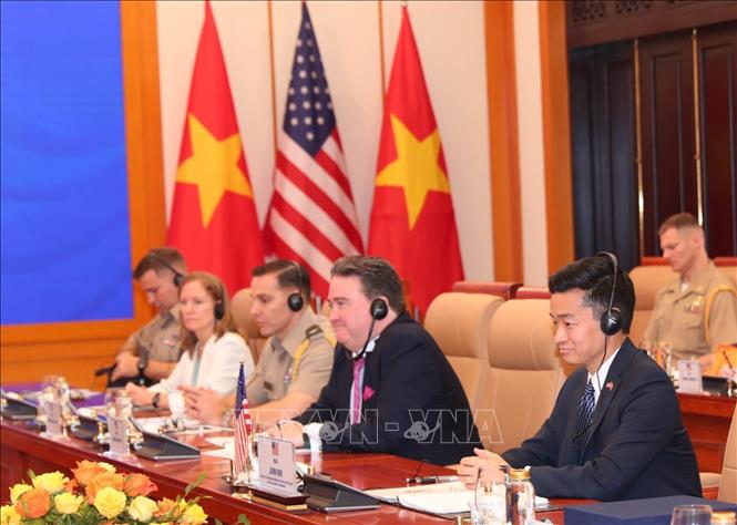 Hợp tác khắc phục hậu quả chiến tranh là điểm sáng trong quan hệ Việt Nam - Mỹ, trong ảnh là Quyền Trợ lý Bộ trưởng Quốc phòng Mỹ John Noh và các đại biểu tại buổi đối thoại. Ảnh: TTXVN