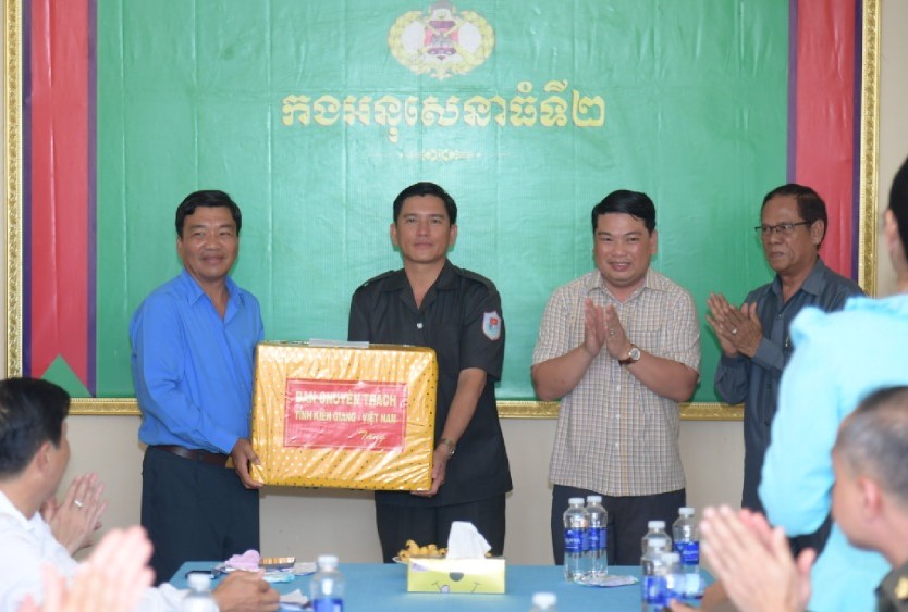 Doan cong tac tham, tang qua cho Doi K92 dang thuc hien nhiem vu tai tinh Kam Pot. Anh: Phuong Vu