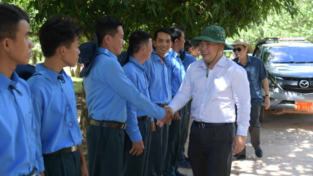 Vice Chairman of the Provincial People's Committee, Head of the Kien Giang Provincial People's Committee Le Trung Ho visited the officers and soldiers of Team K92 who are on duty to find the remains of martyrs in Koh Kong province. Photo: Phuong Vu