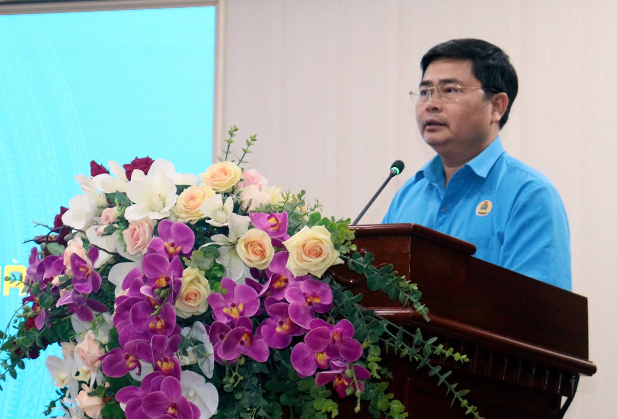 Ông Hoàng Đình Trung - Chủ tịch LĐLĐ tỉnh Nam Định phát buổi tại lễ phát động. Ảnh: Hà Vi