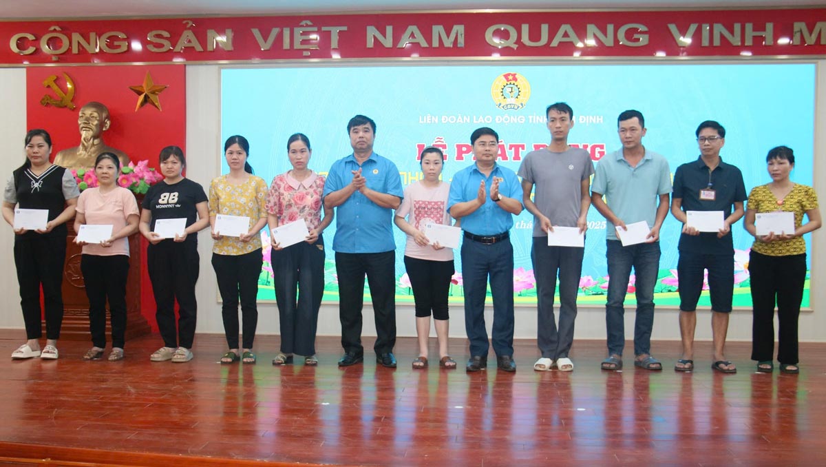 Nam Dinh Provincial Federation of Labor organizes the launching ceremony of Workers' Month and Action Month on occupational safety and health in 2025. Photo: Ha Vi