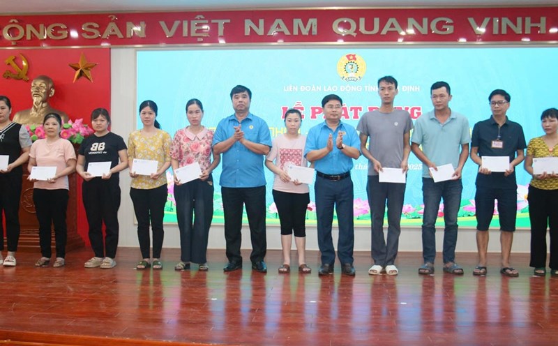 Nam Dinh Provincial Federation of Labor organizes the launching ceremony of Workers' Month and Action Month on occupational safety and health in 2025. Photo: Ha Vi