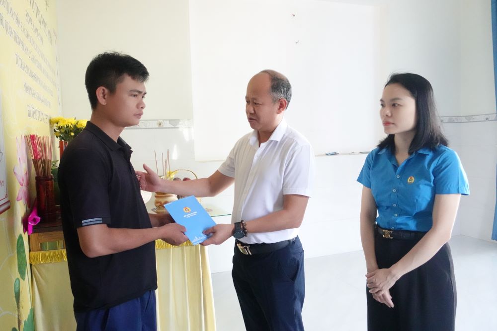 The Da Nang Labor Federation visited and presented support to the families of the workers in distress. Photo: Tran Thi