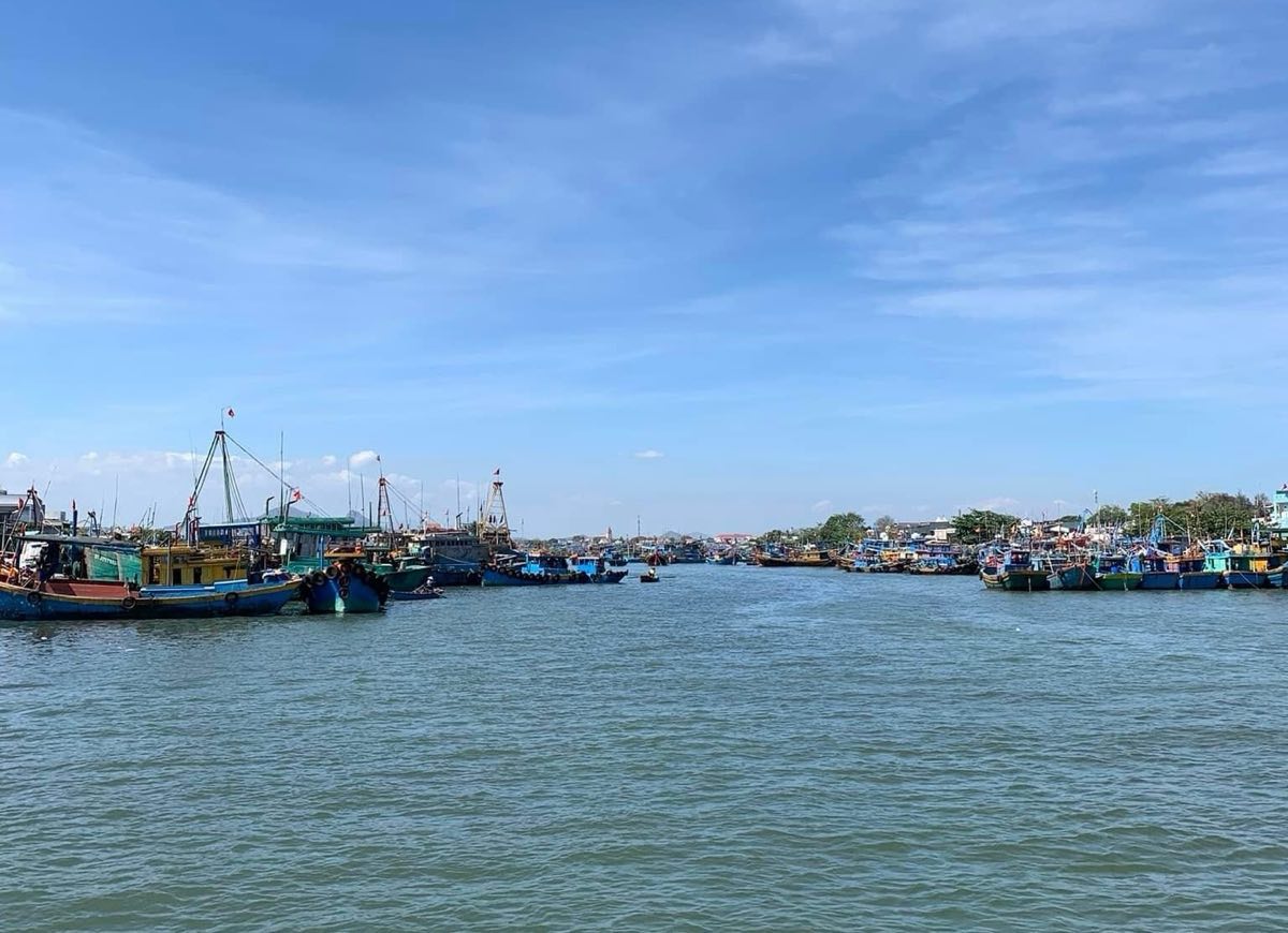 Khu vuc cang La Gi, noi tau ca xuat ben. Anh: Duy Tuan