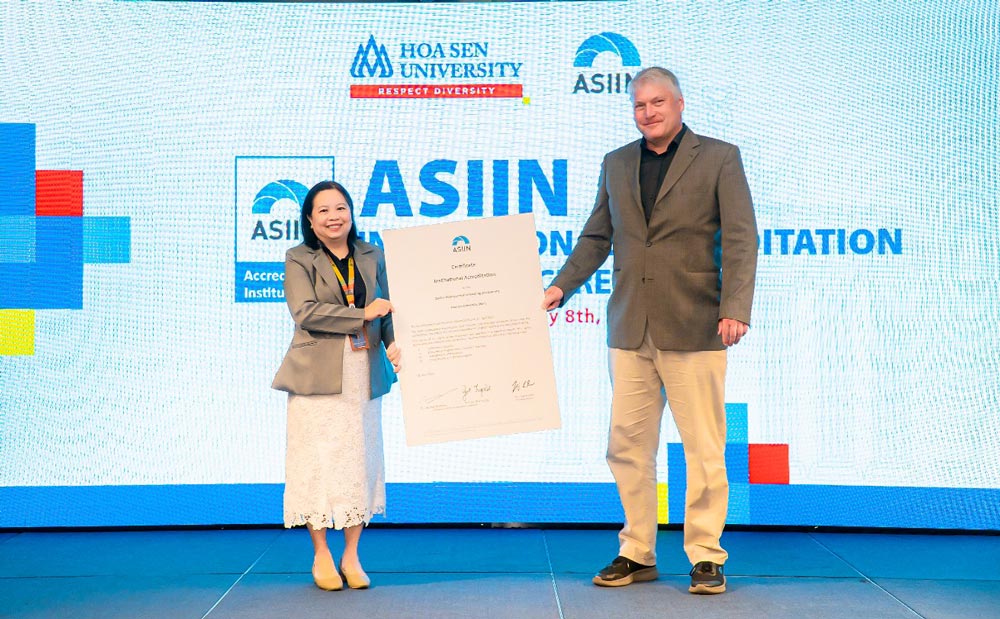 TS Iring Wasser - Giam doc Dieu hanh ASIIN trao chung nhan kiem dinh chat luong theo chuan chau Au - ASIIN cho Truong Dai hoc Hoa Sen.