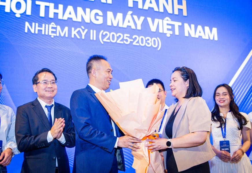 Mr. Nguyen Hai Duc continues to be trusted to hold the position of Chairman of the Vietnam Elevator Association. Photo: Tung Thu