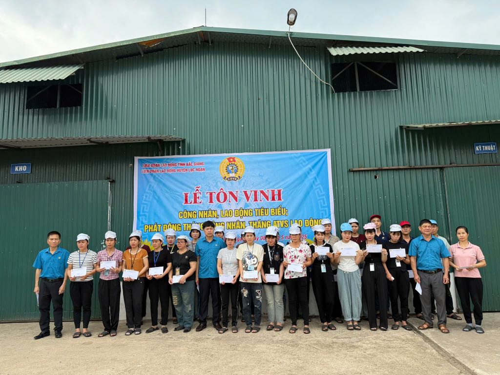 Leaders of the Luc Ngan District Labor Federation presented gifts to workers in difficult circumstances. Photo: Luc Ngan District Labor Federation