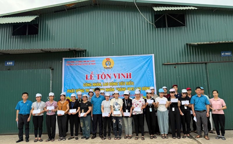 Leaders of the Luc Ngan District Labor Federation presented gifts to workers in difficult circumstances. Photo: Luc Ngan District Labor Federation