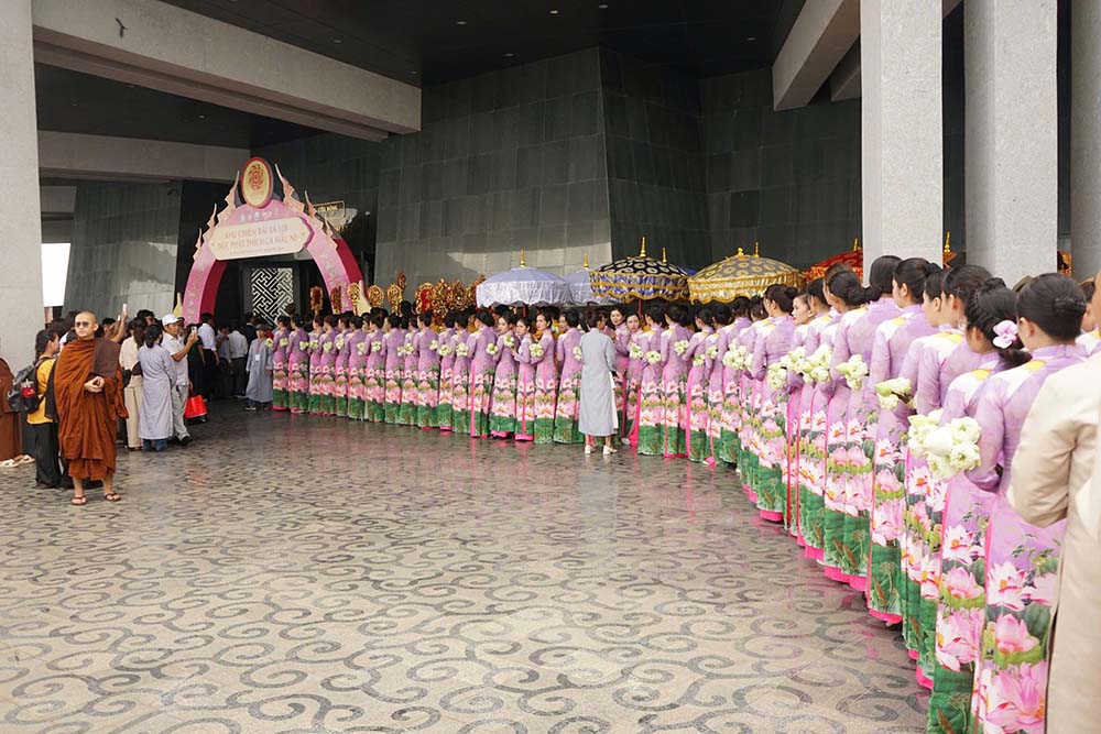 Xa loi Phat duoc ton tri tai Trung tam trien lam Phat giao tu ngay 8 - 13.5.2025 de phat tu va cong chung chiem bai, danh le. Anh: Thanh Quan