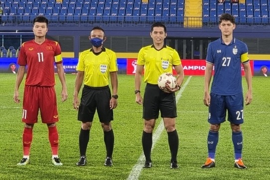 Trong tai chinh Tuan Yaasin (thu 2 tu phai sang) dieu khien tran dau Thanh Hoa - TPHCM vong 22 V.League. Anh: AFC 