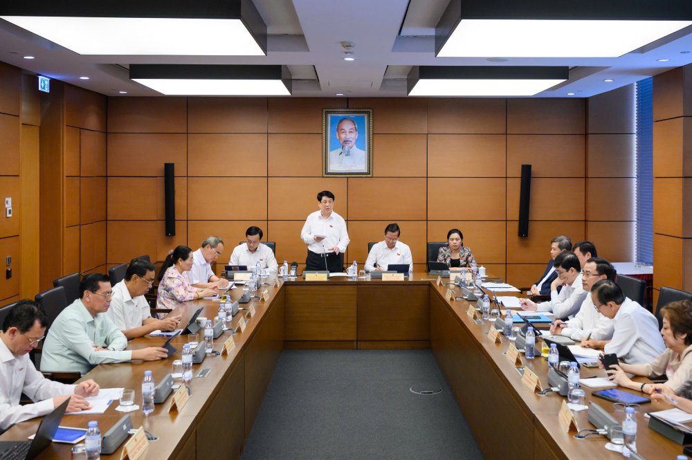Phiên thảo luận tổ chiều 8.5. Ảnh: Phạm Đông