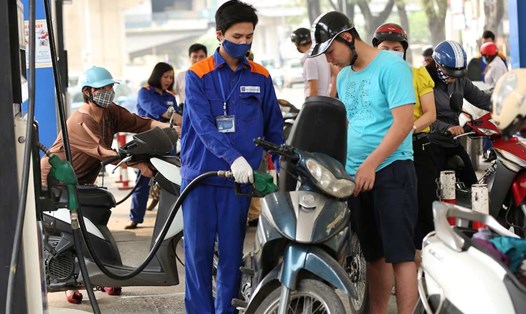 Giá xăng dầu đồng loạt giảm sâu trong phiên điều hành hôm nay. Ảnh: Hải Nguyễn