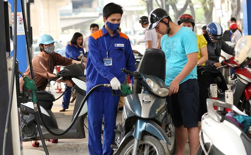 Gasoline prices fell sharply in today's operating session. Photo: Hai Nguyen