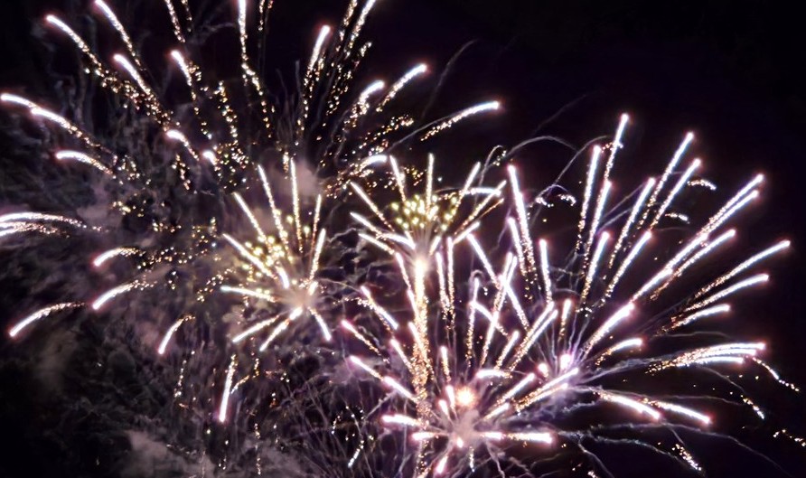 Ca Mau fires high-altitude fireworks to celebrate the 135th anniversary of President Ho Chi Minh's birth