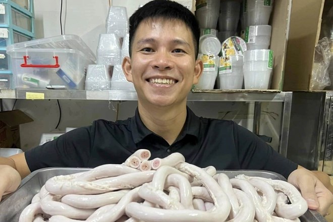 The owners of famous cigarette butters in Hanoi and Ho Chi Minh City often advertise this dish widely. Photo: Ngo Quyen The - Vlog/ Facebook.