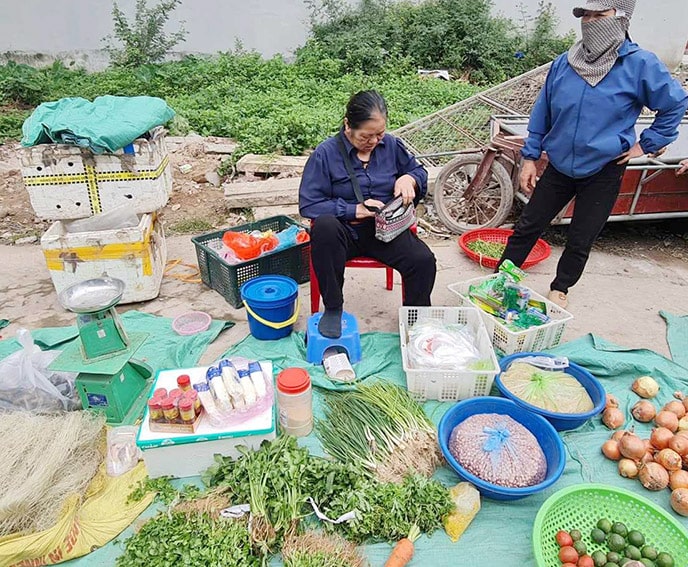 Mỗi ngày, bà Nhàn dậy từ 4h sáng dọn hàng ra chợ bán mưu sinh. Ảnh: Minh Hương. 