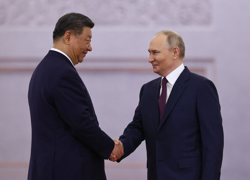 El presidente ruso Vladimir Putin recibe al secretario general, el presidente chino Xi Jinping, en el Kremlin de Moscu, el 8 de mayo de 2025. Imagen de AFP