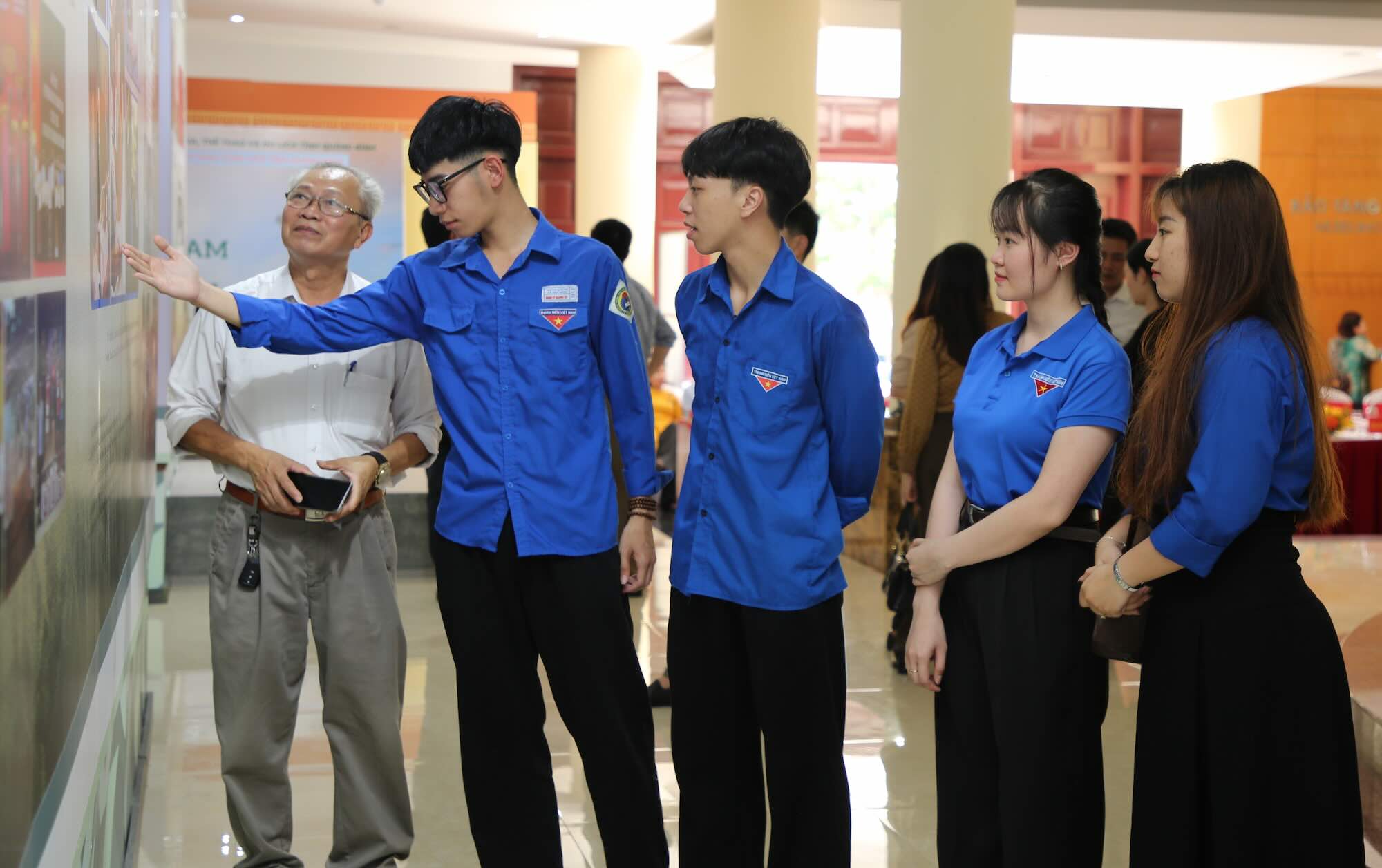 Dai bieu cung cac doan vien, thanh nien tham quan trung bay. Anh: Cong Sang