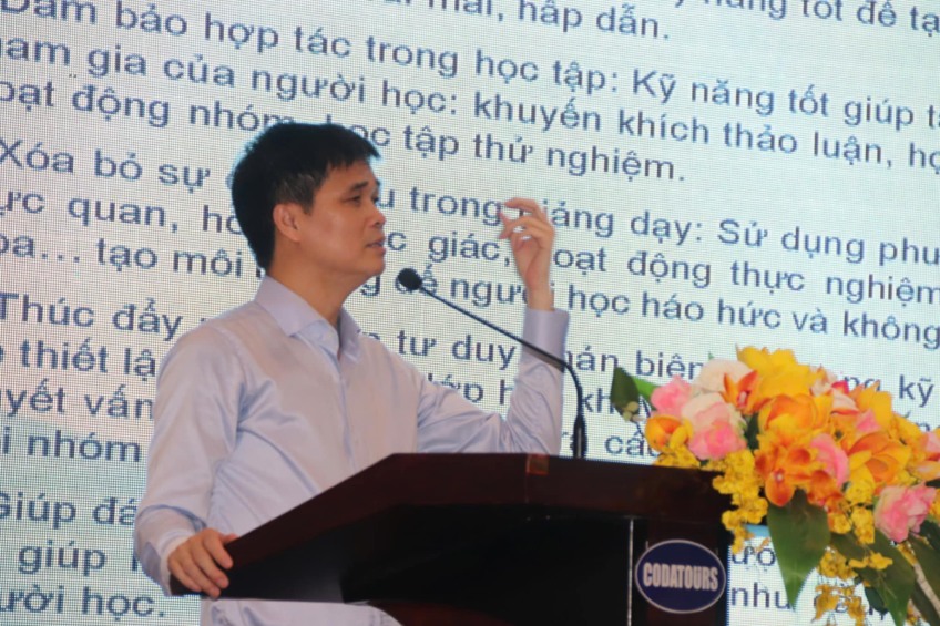 Vice President of the Vietnam General Confederation of Labor Ngo Duy Hieu at the training and coaching conference for lecturers concurrently holding trade union positions in 2025. Photo: Nguyen Linh