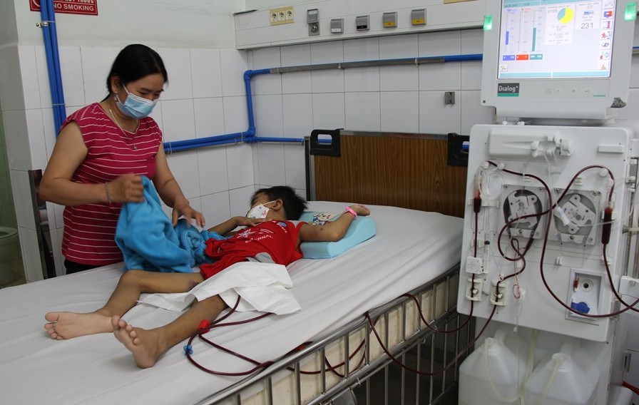 A child with dialysis at Children's Hospital 2. Photo: Nguyen Ly