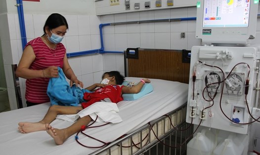 Một bệnh nhi chạy thận ở Bệnh viện Nhi đồng 2. Ảnh: Nguyễn Ly