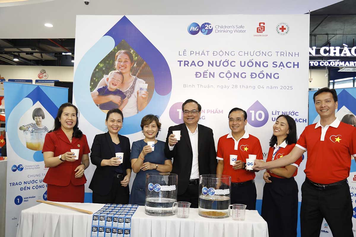 P&G Vietnam and Saigon Co.op donated 3 million liters of clean drinking water to the community. Photo: Provided by the enterprise
