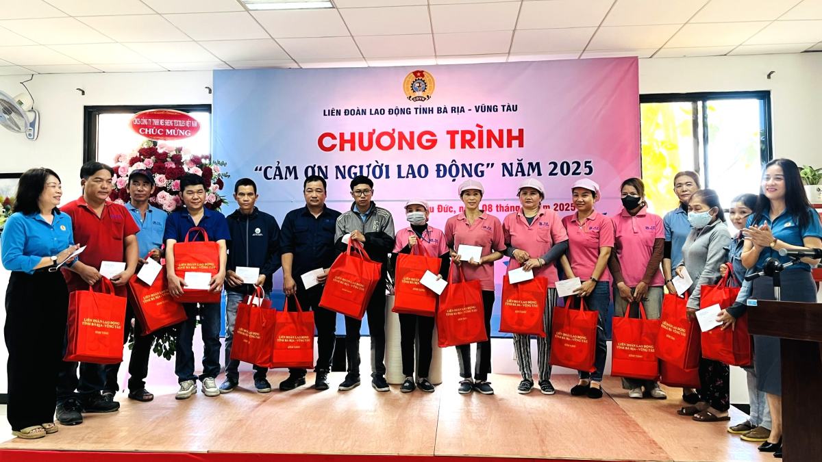 The Provincial Federation of Labor presented gifts to support and express gratitude to workers at Meisheng Textiles Vietnam Co., Ltd. Photo: Le Truc