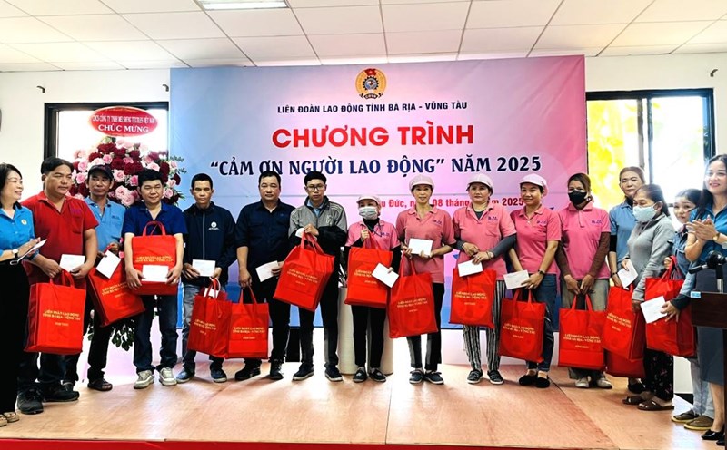 The Provincial Federation of Labor presented gifts to support and express gratitude to workers at Meisheng Textiles Vietnam Co., Ltd. Photo: Le Truc