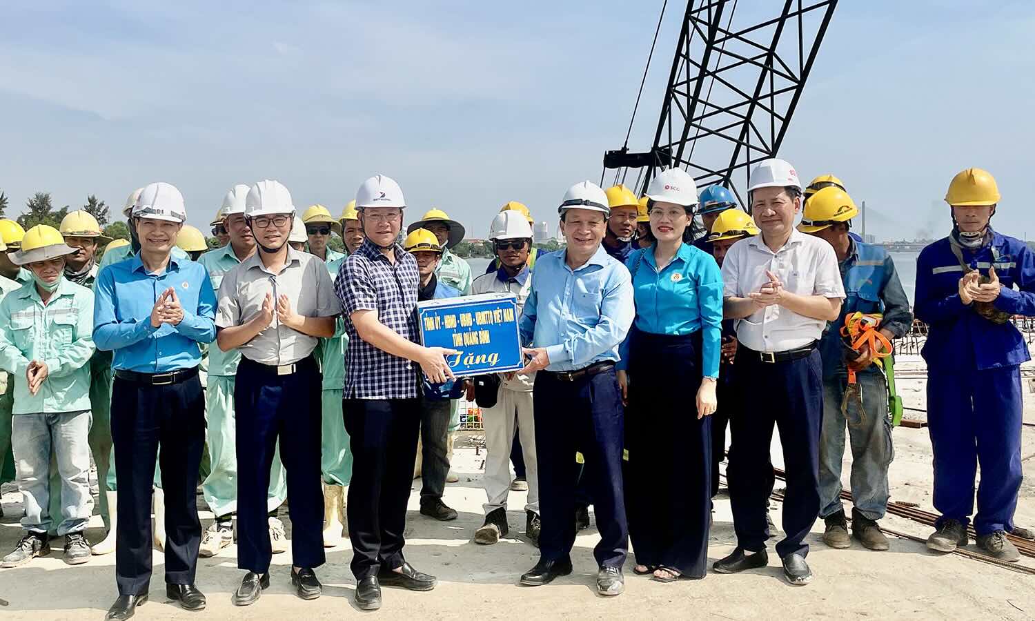 Standing Deputy Secretary of the Provincial Party Committee, Chairman of the Provincial People's Council Tran Hai Chau and representatives of the Provincial Federation of Labor presented gifts to workers. Photo: Phi Hung