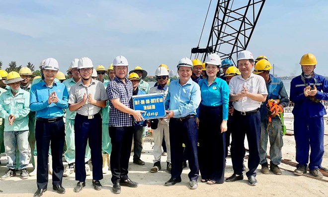 Lãnh đạo tỉnh Quảng Bình thăm, tặng quà công nhân lao động