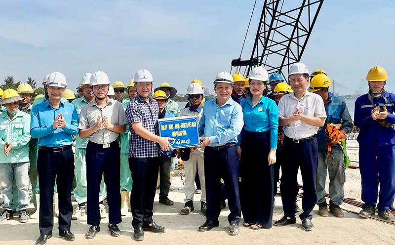 Standing Deputy Secretary of the Provincial Party Committee, Chairman of the Provincial People's Council Tran Hai Chau and representatives of the Provincial Federation of Labor presented gifts to workers. Photo: Phi Hung