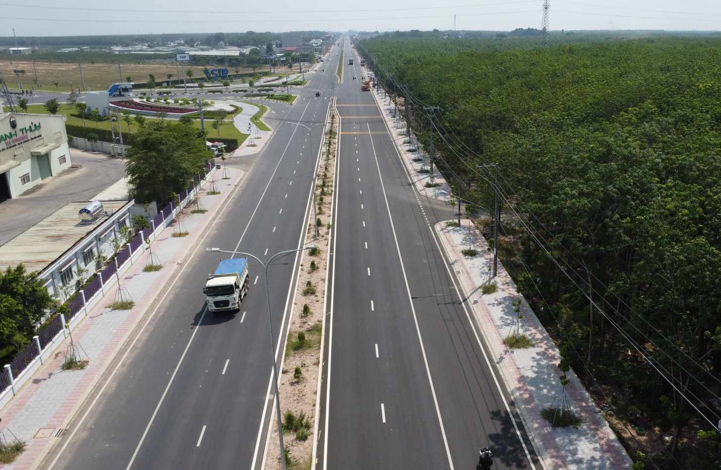 Hình ảnh đường 6 làn xe sắp khánh thành nối khu công nghiệp VSIP 3