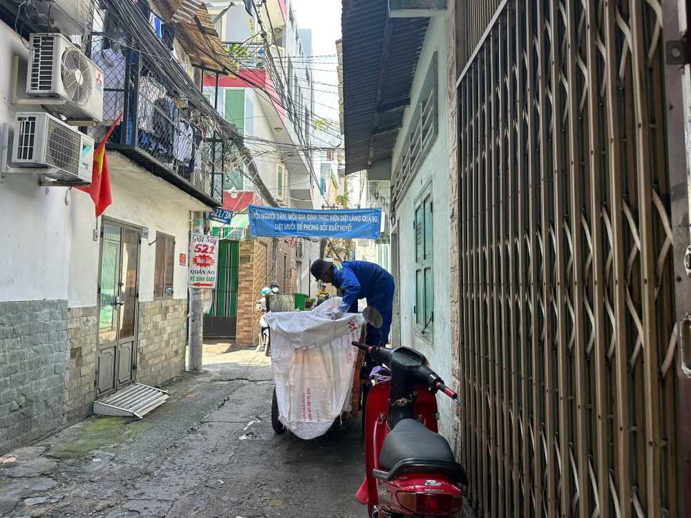 Viec ap dung gia rac moi khien nguoi dan TPHCM khong khoi lo lang. Anh: Minh Tam