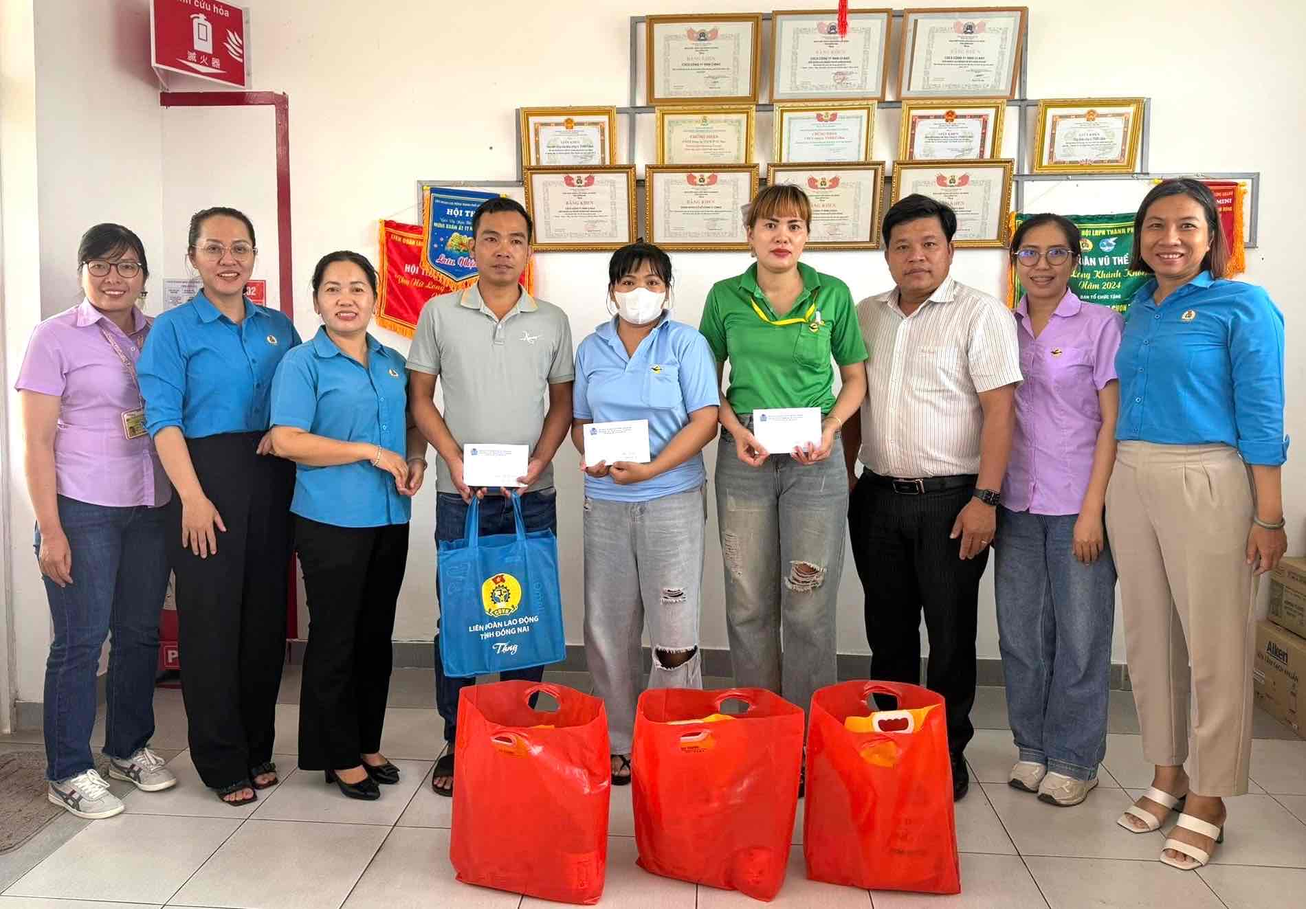 Long Khanh City Labor Federation presented gifts to union members and workers in the area. Photo: Long Khanh City Labor Federation