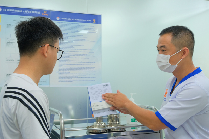 Người lớn tiêm vaccine phế cầu 15 tại Trung tâm tiêm chủng VNVC sáng 8.5. Ảnh: Mộc Thảo  