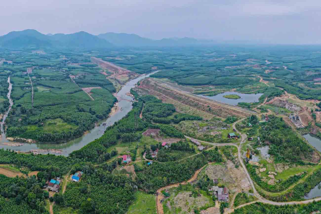 Proyecto de sistema de suministro de agua para la Zona Economica de Vung An, donde la poblacion reocupo grandes areas para la plantacion de bosques. Imagen de la ciudad de Chan Tuen.