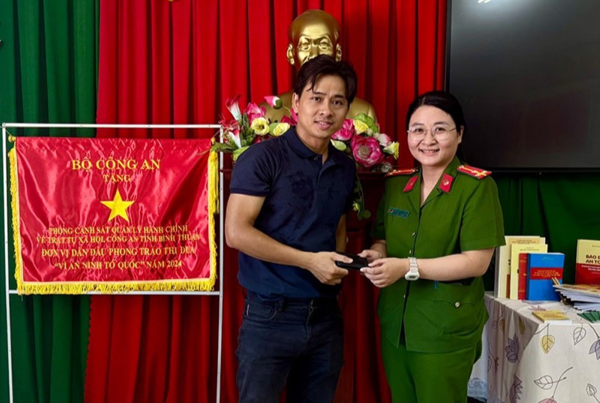Trao tra lai vi giay to cho du khach danh roi. Anh: Cong an