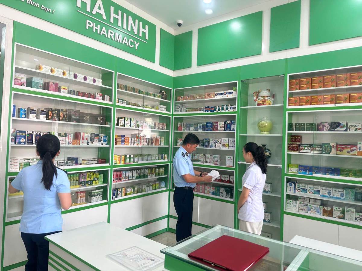 Luc luong chuc nang Thanh Hoa tuyen truyen, van dong cac ho kinh doanh ky cam ket khong kinh doanh hang gia, hang kem chat luong. Anh: Cong an Thanh Hoa