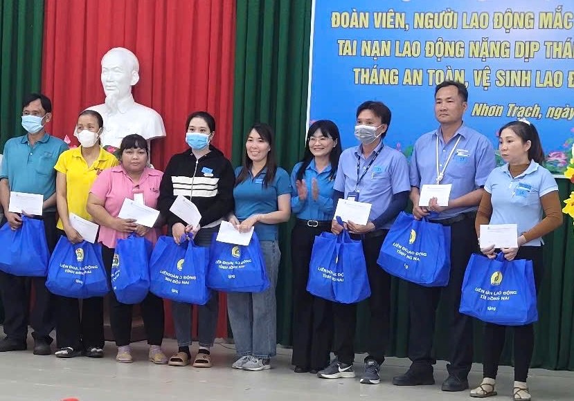 Dong Nai Provincial Federation of Labor presents gifts to workers. Photo: Provided by the Union